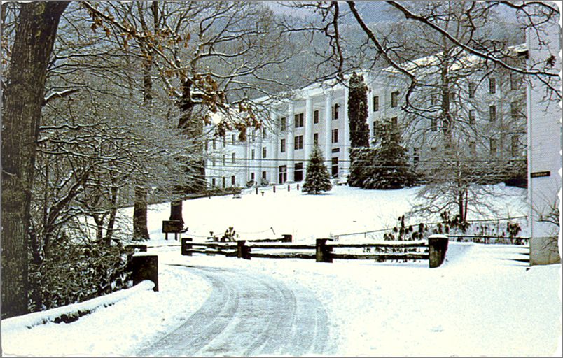 Robert E Lee Hall (winter time) apc561339a01-r