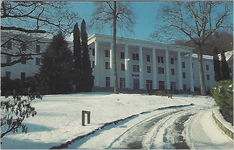Robert E Lee Hall in Winter aps39131110a01-f
